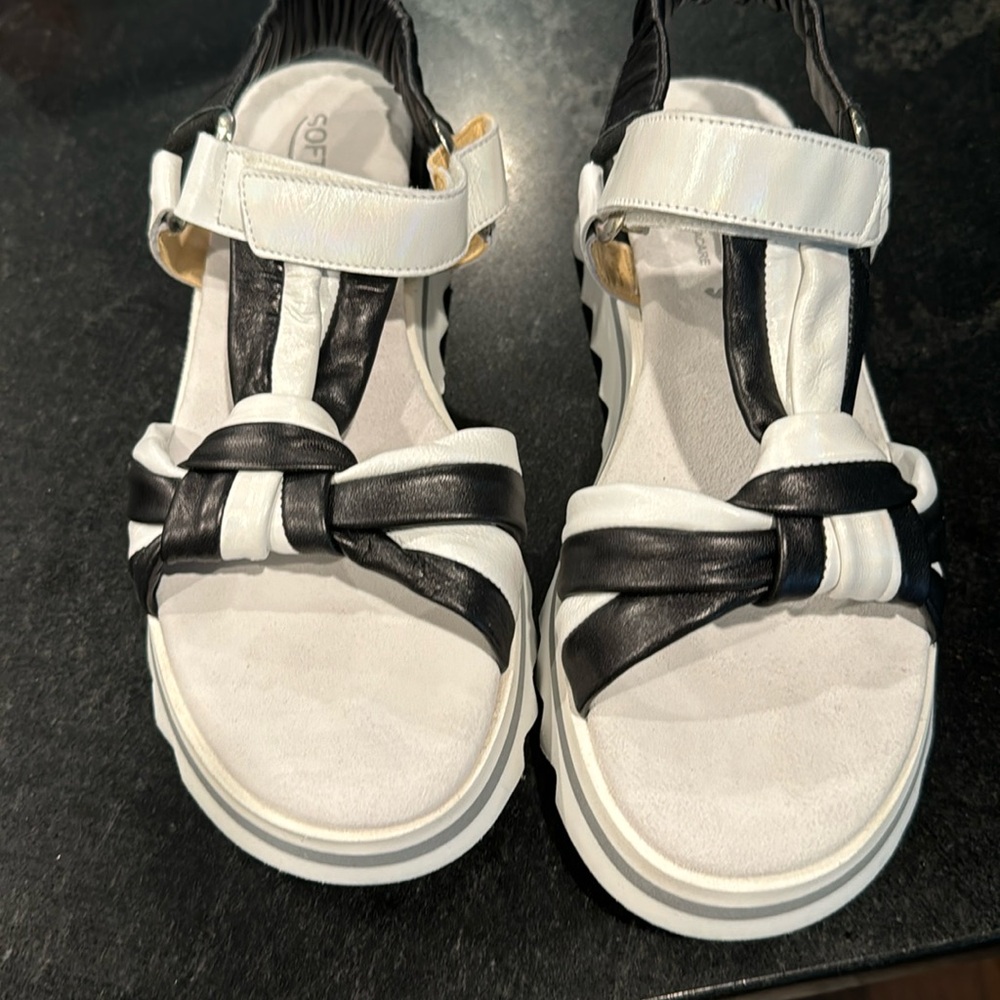 NWT Softwaves sandals
